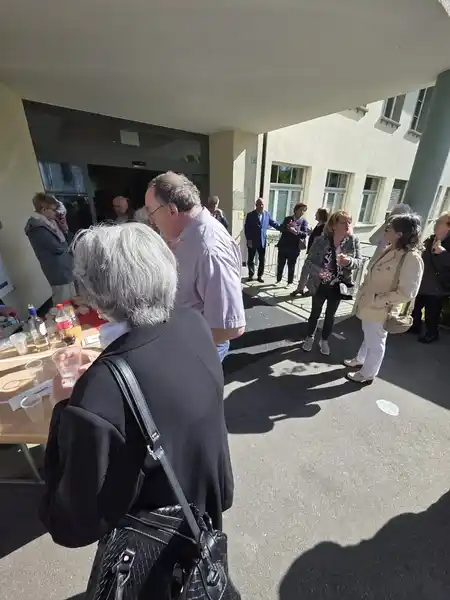Menschen im Gespraech nach der AVIS Messe vor der Kirche in Frauenfeld